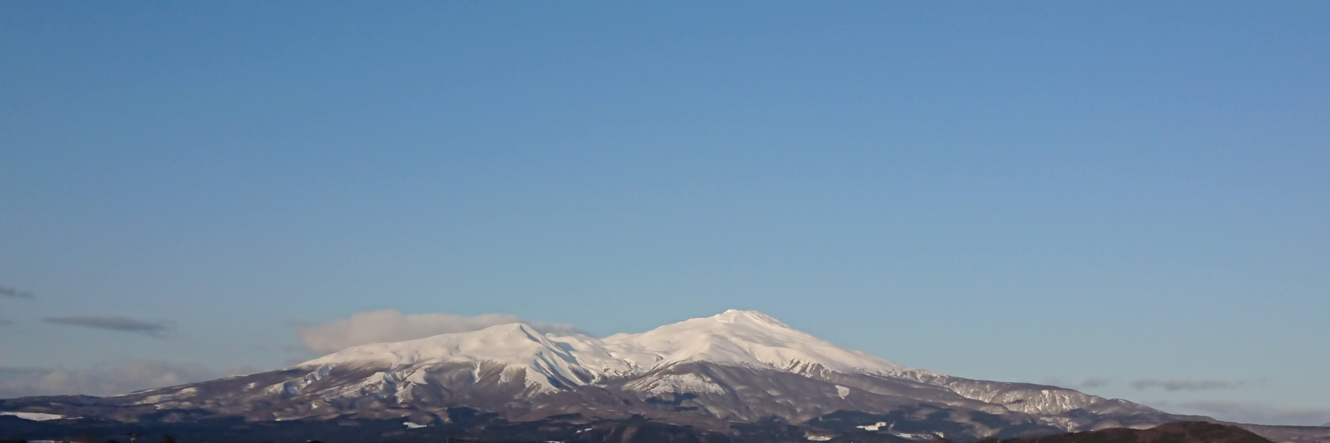 雪化粧の鳥海山